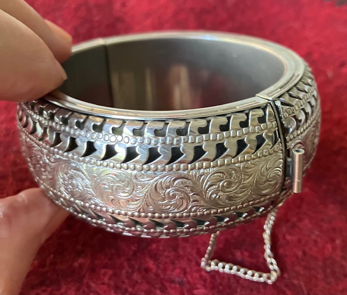 Gorgeous, Vintage & Solid Hinged Clamp Bangle Bra… - image 1