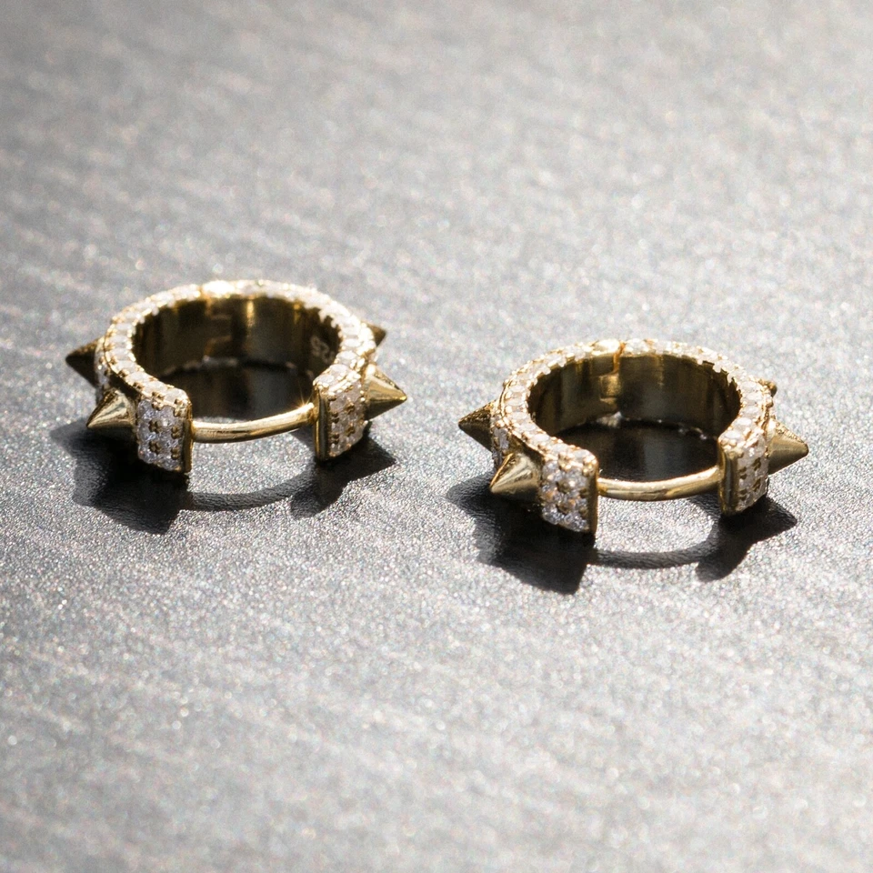 Pendientes de aro Huggie de espiga pequeña de circonita cúbica completamente helada de plata de ley 925 de oro de 14 quilates para hombre Foto 3 de 4