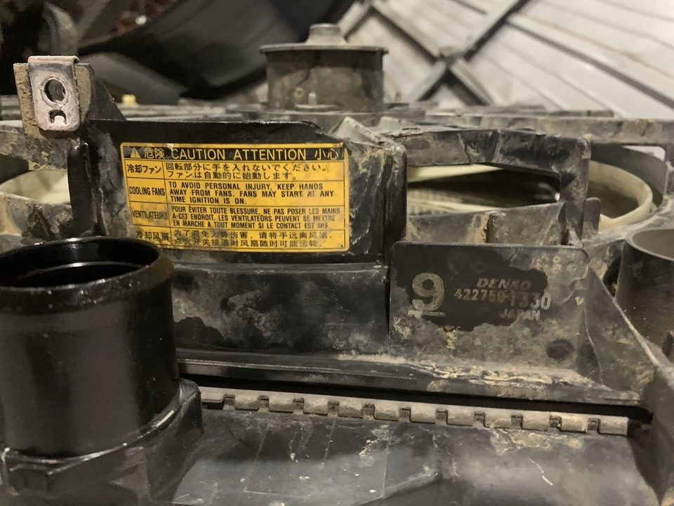 Radiador de refrigeración del motor Lexus IS250 2006-2010 2,5 L AWD con cubierta del motor del ventilador OEM Foto 4 de 4