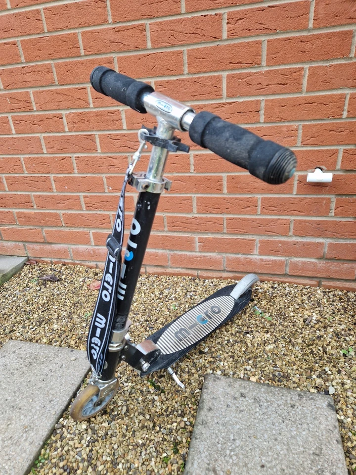  Micro Stripe Sprite Scooter, schwarz. (5 bis 12 Jahre). - Bild 2 von 4