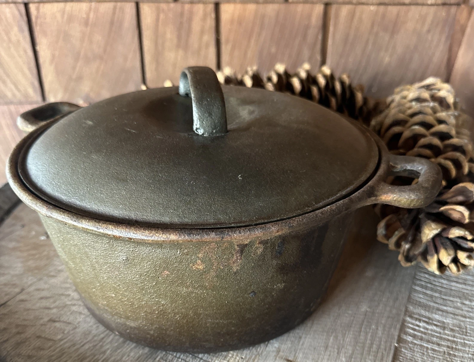 VTG Cast Iron Dutch Oven with lid Made in Taiwan 4.5 Quart Camping Boondocking
