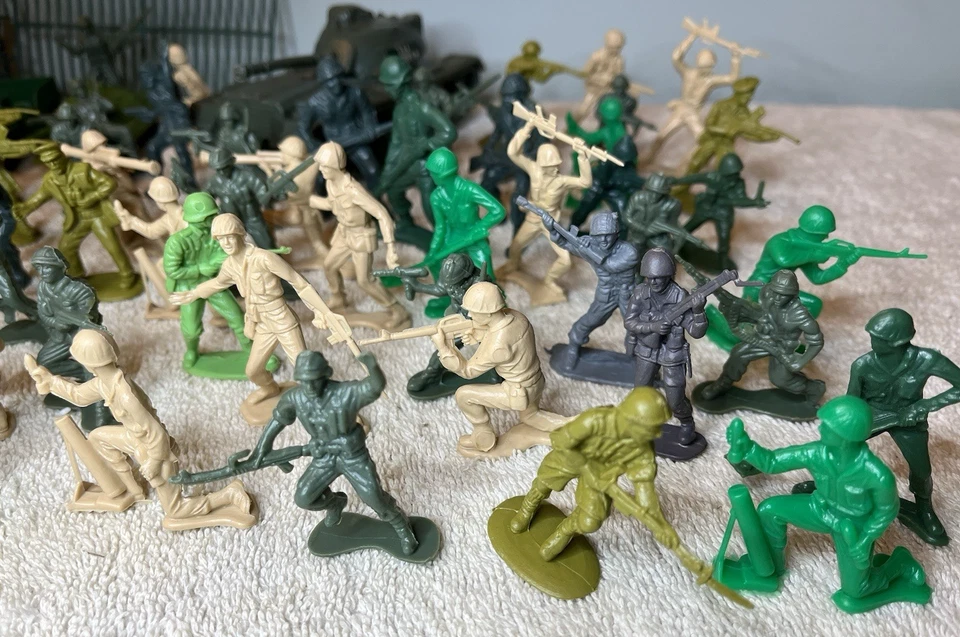 Gran Lote De Colección Plástico Ejército Hombres Tanques Jeeps Verde Bronceado Pistolas Soldados Gaitas Foto 3 de 4