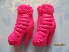 BARBIE DOLL / PAIR OF SHOES: BOOTS, PUMPS ....... (2479)