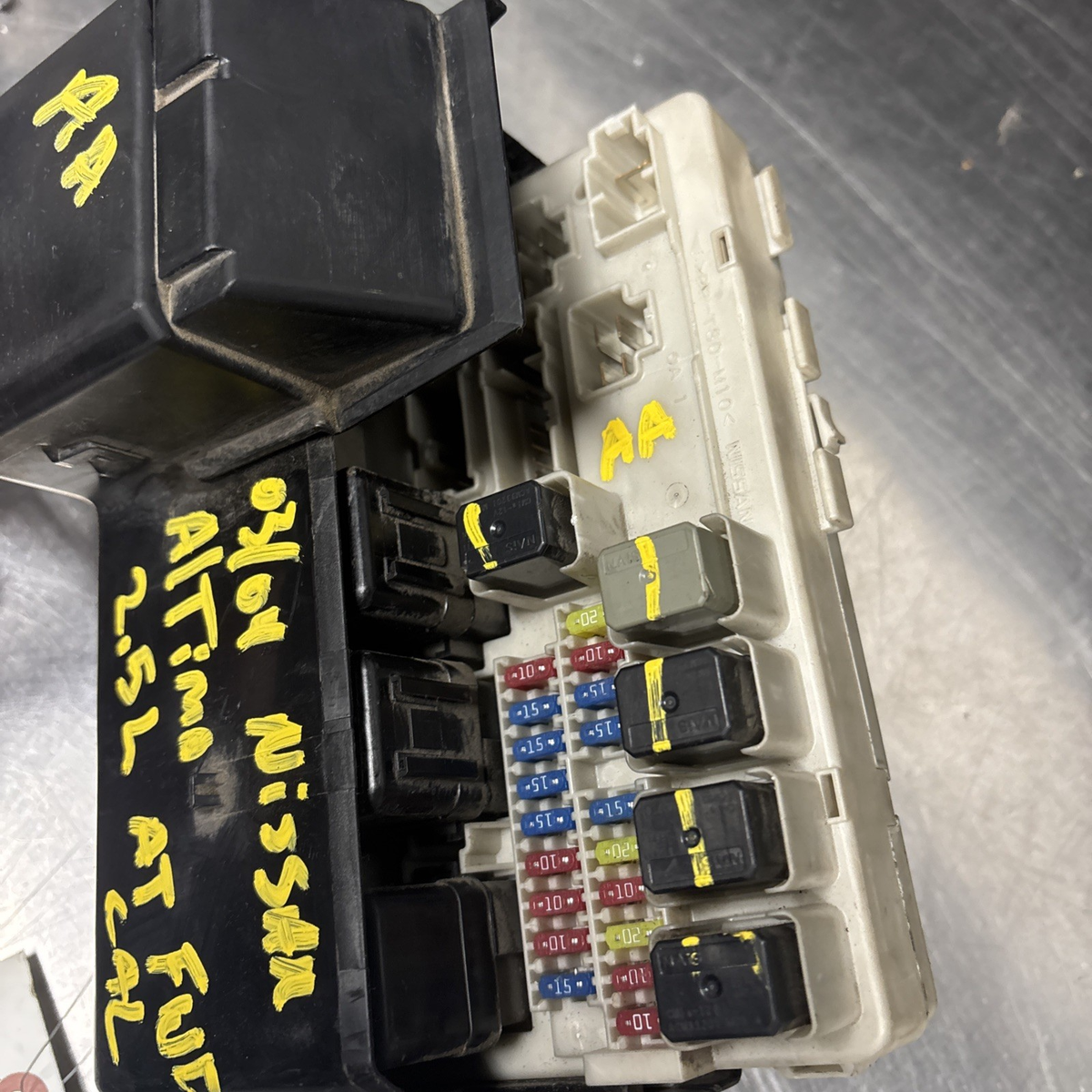 2004 Nissan Altima Engine Bay Fuse Box Relay Center Power Supply Module