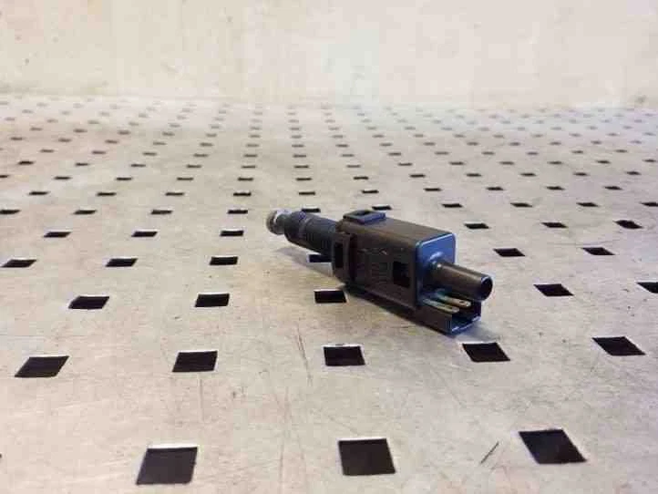 Sensor pedal freno AUDI 100 Avant 4A, C4 Varlytė 811907343B 1.9 diésel 26190635 Foto 3 de 3