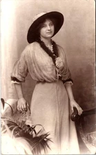 PRETTY EDWARDIAN WOMAN : POSING ELEGANTLY : WEARING HAT : REAL PHOTO POSTCARD