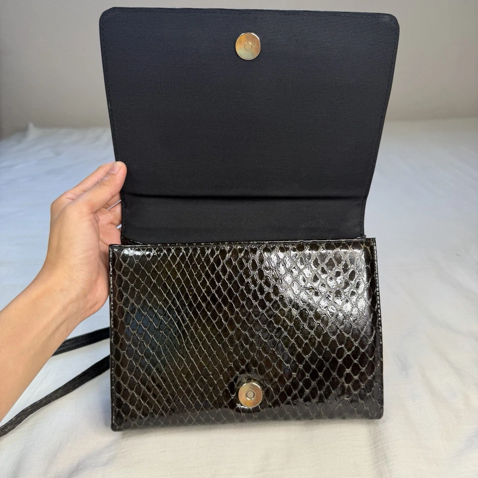 Bolso de hombro de noche de cuero en relieve serpiente Stuart Weitzman de colección Foto 2 de 4