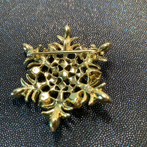 Vintage Prong Set Tri Tone Green Rhinestone Gold Tone Brooch 1.75" Signed Cora - Picture 7 of 12