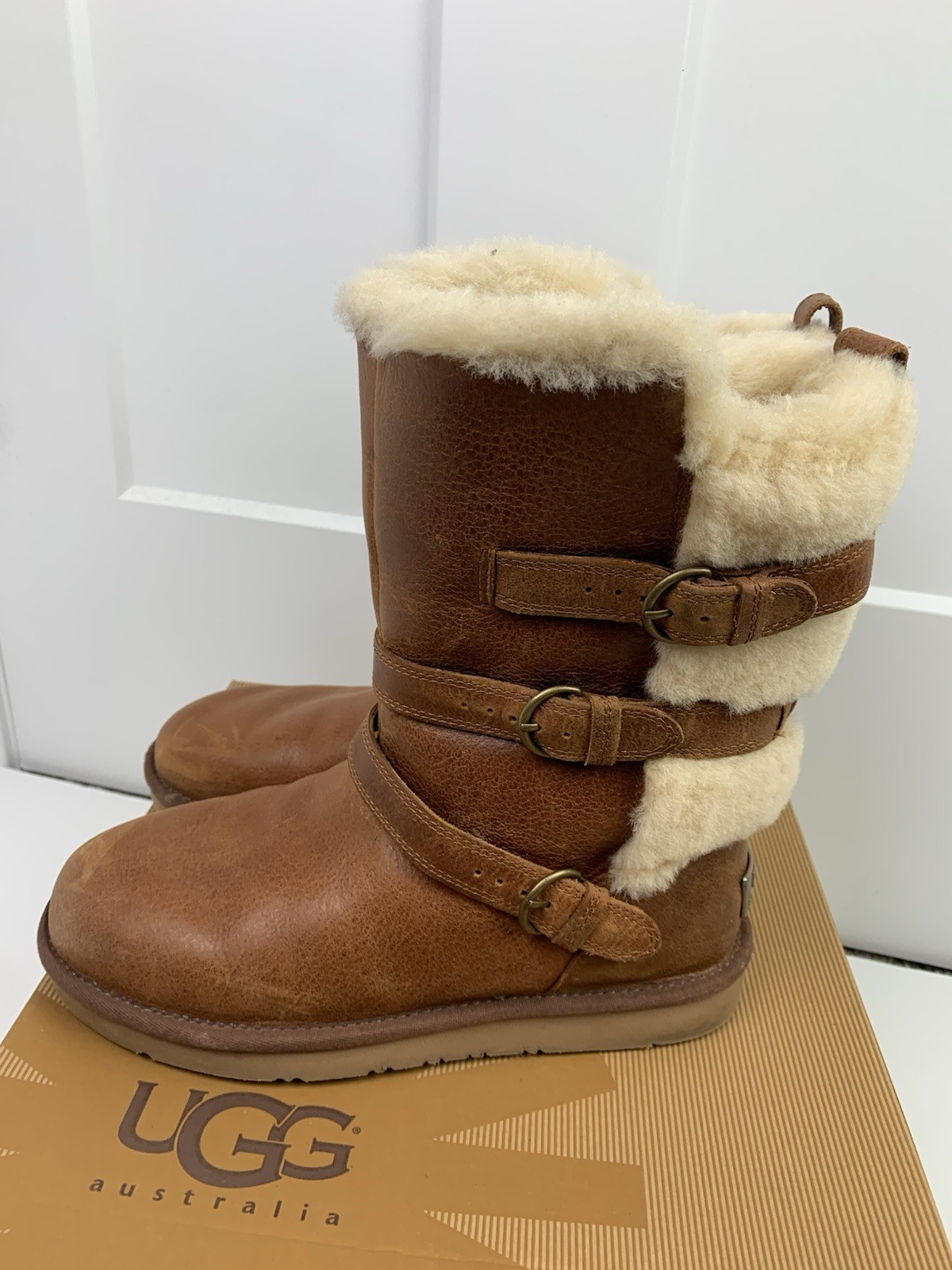 Botas UGG Beckett 8 Cuero Marrón Castaño Triple Hebilla Piel de Oveja Cabina Acogedoras