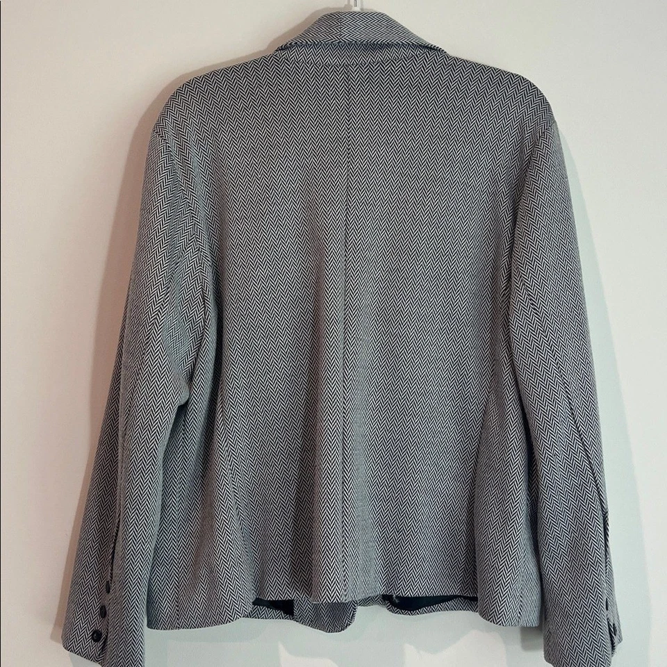 Blazer de espiga blanco y negro de la colección NY cuello con volantes talla 2X Foto 3 de 4