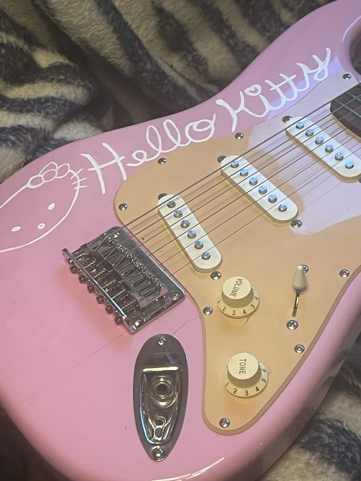 squire hello kitty electric guitar. used. - Image 3 of 4