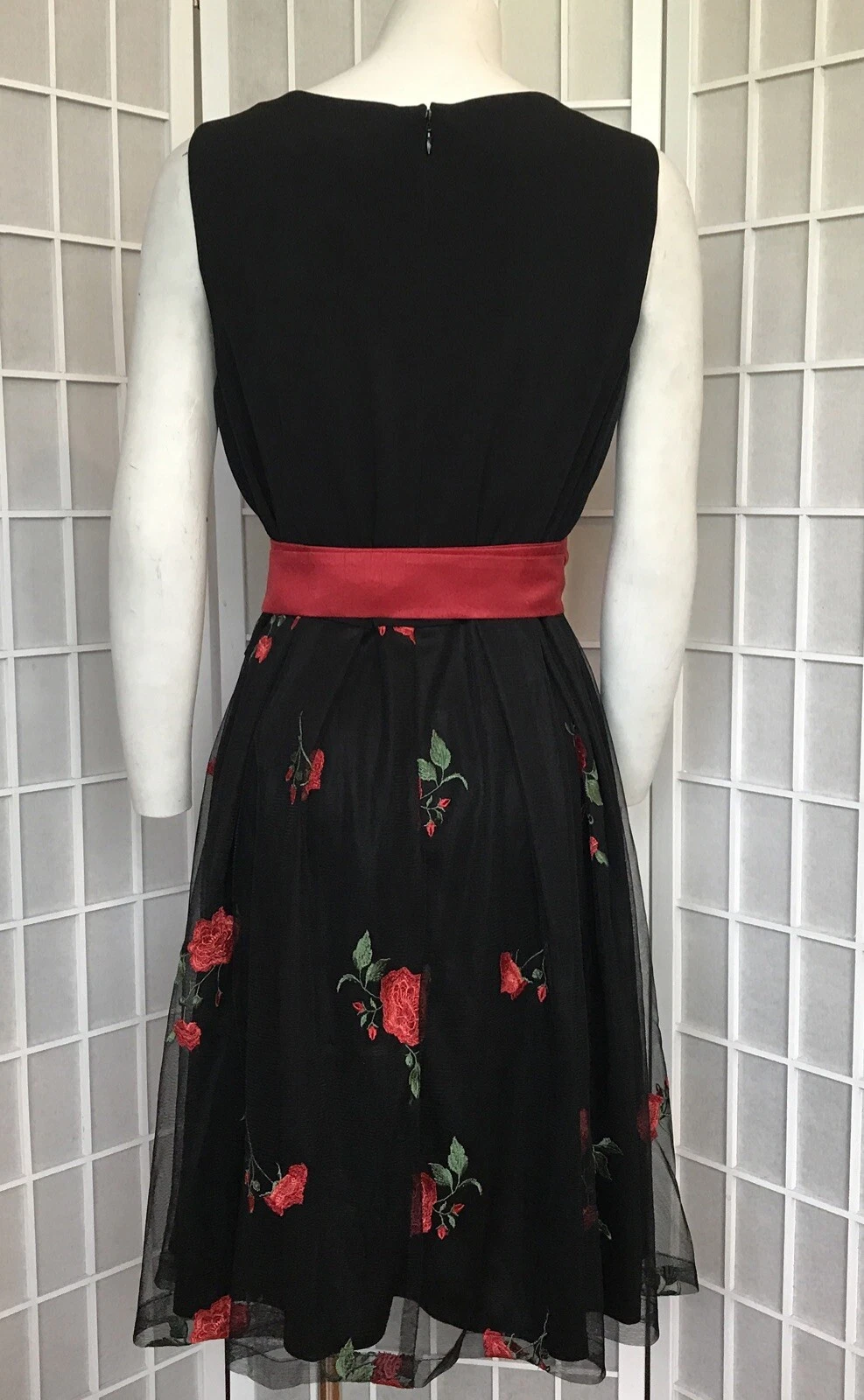 VALENTINO Abito ricamato rose rosse aderente e svasato morbido tulle 14 fairycore classico chic