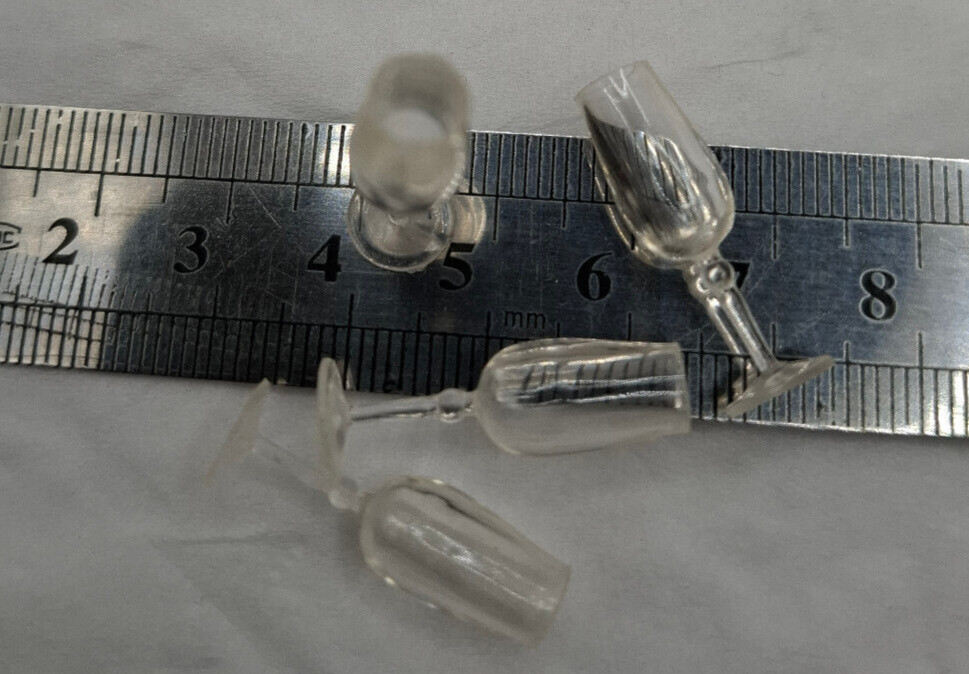 4er-Satz schlanke Sektgläser, Kunststoff, für Miniaturszenen, Puppenhäuser etc