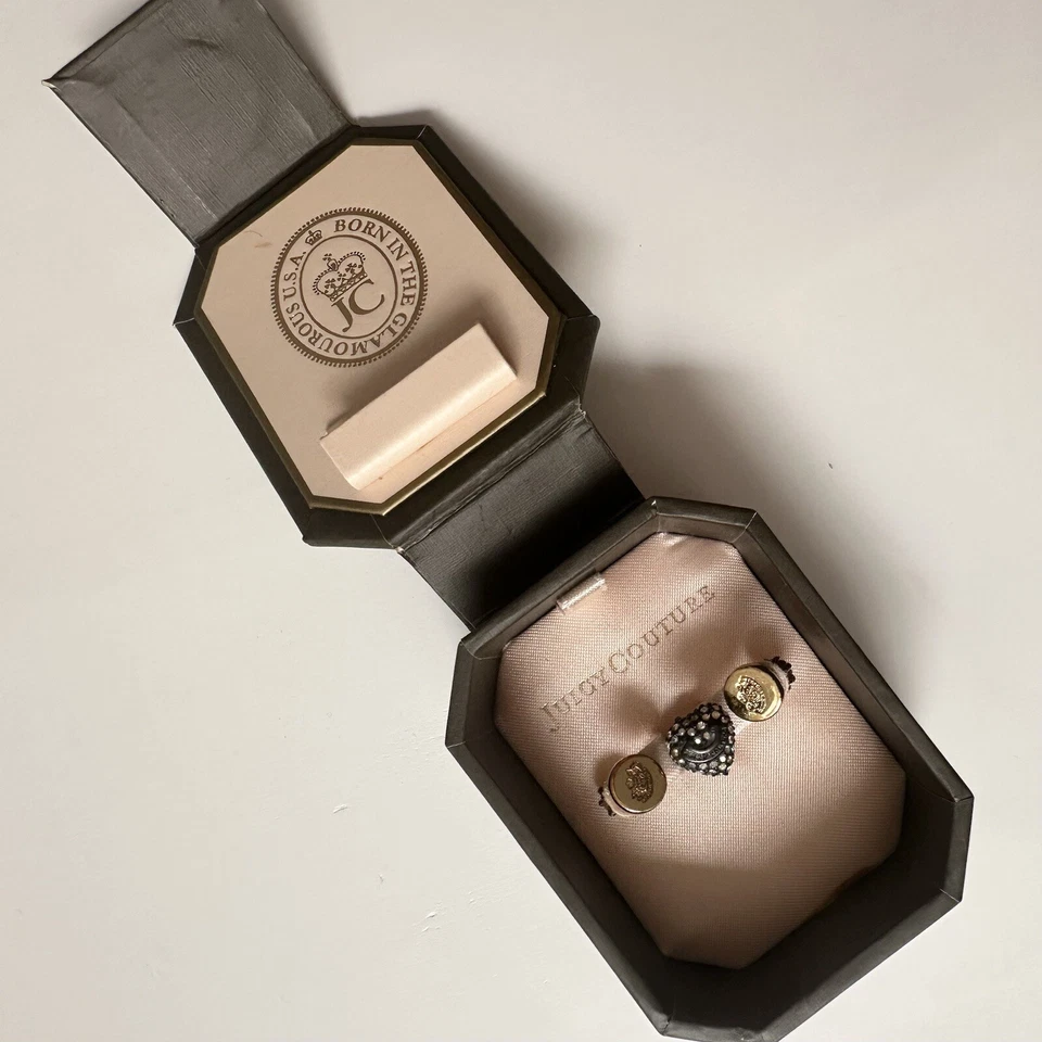 Par de Brincos Vintage Juicy Couture Logotipo Dourado + Tachas de Coração Pavê de Cristal Único - Imagem 2 de 4