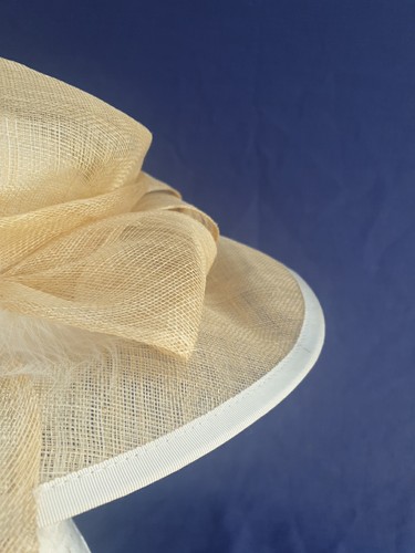 Sombrero de boda formal de ala grande beige arena Sinamay y pluma carreras de iglesia - Imagen 17 de 18