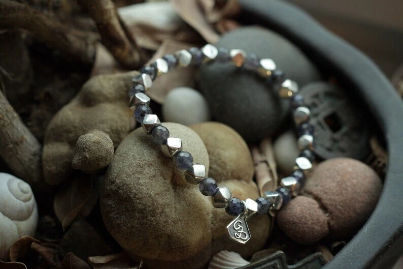 Pulsera para hombre con piedras preciosas genuinas de iolita y cuentas de plata de ley hechas a mano Foto 3 de 4