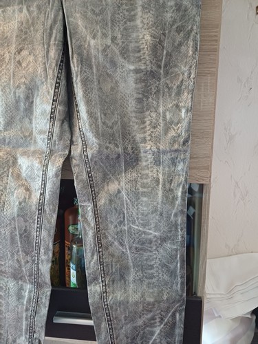 Silberne Stretch-Jeans beschichtet mit Schlangenprint Gr. 44 - fast Neu - Bild 3 von 6