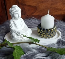 Buddah mit dem Buch der Weisheit, Handarbeit