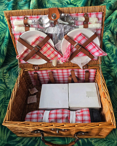 LIMITED EDITION - Wicker Picnic Basket For 4