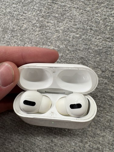 Apple AirPods Pro (1st Gen) with MagSafe Wireless Charging Case (Lightning port) - Photo 7 sur 8
