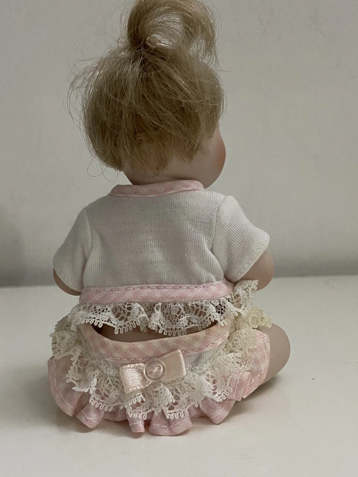Bambole Vintage Ashton-Drake Mini Versione 17 cm Girl cute As A Button 🌸 - Immagine 3 di 4