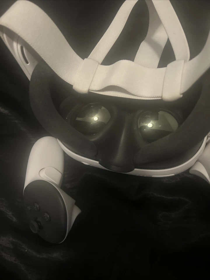 Oculus Quest 3 VR Headset 512GB White with Controllers - Image 2 of 4