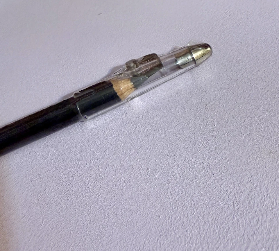 Lápiz de ojos y labios impermeable Cherimoya con sacapuntas | Carbón | Sellado Foto 2 de 3