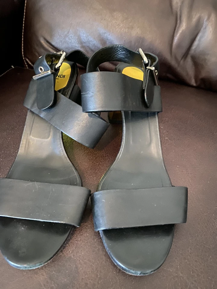 Sandalias Fendi de cuero negras, talla 41, ¡¡EXCELENTE ESTADO!!! Foto 3 de 4
