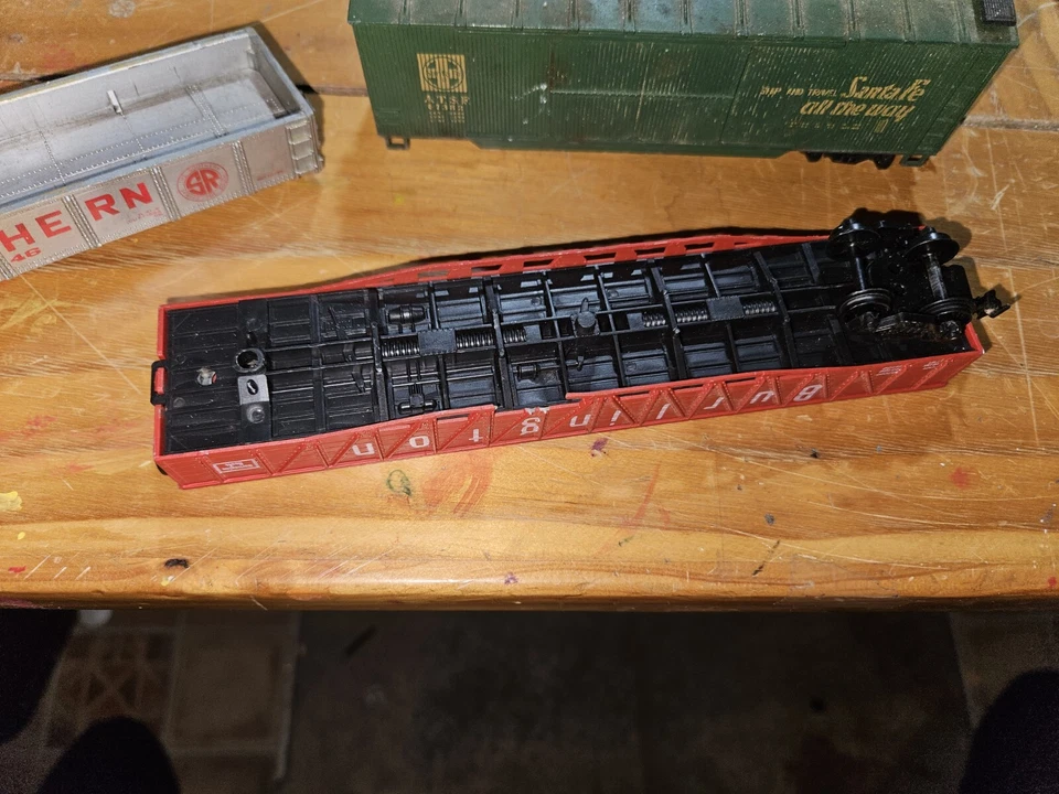 HO FREIGHT CARS NEEDING WHEELS - Image 4 of 4