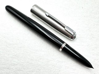 VINTAGE 1949 PARKER 51 BLACK & STAINLESS STEEL AEROMETRIC FOUNTAIN PEN 14K F