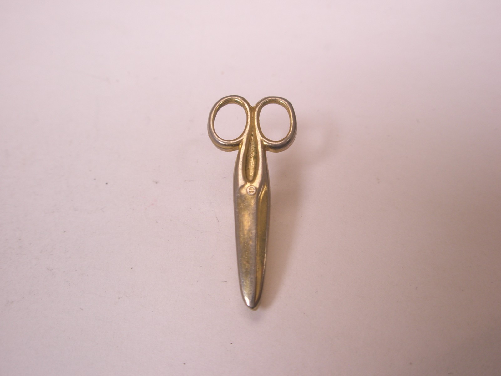 Scissors Shears Paper Fabric Cloth Vintage Lapel Pin tools e109-image