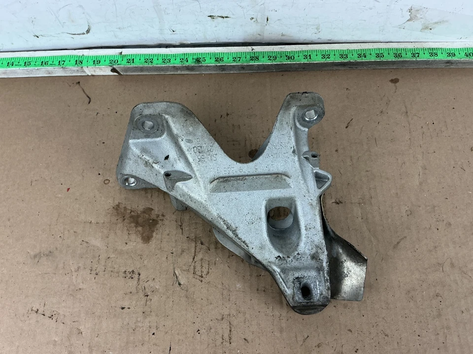 Soporte de montaje del motor lado derecho BMW X3 xDrive28i 2011-2017 6779368 OEM Foto 2 de 4