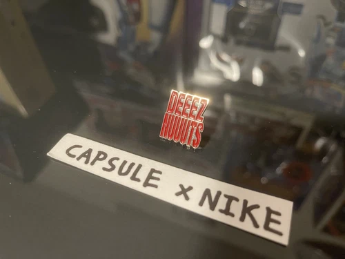 SS14 Supreme DEEEZ NUUTS Broche émaillée Deadstock Box Logo Authentique These Nuts Use