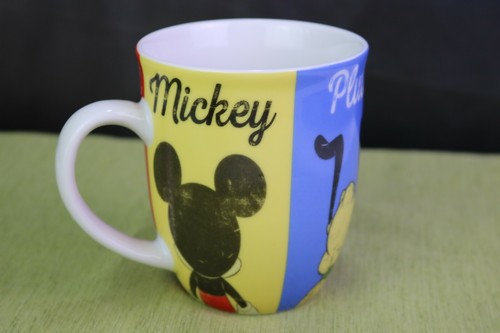 "Taza de café Disney Back of Heads Mickey Goofy Donald y Plutón ""90 años de magia" - Imagen 3 de 6