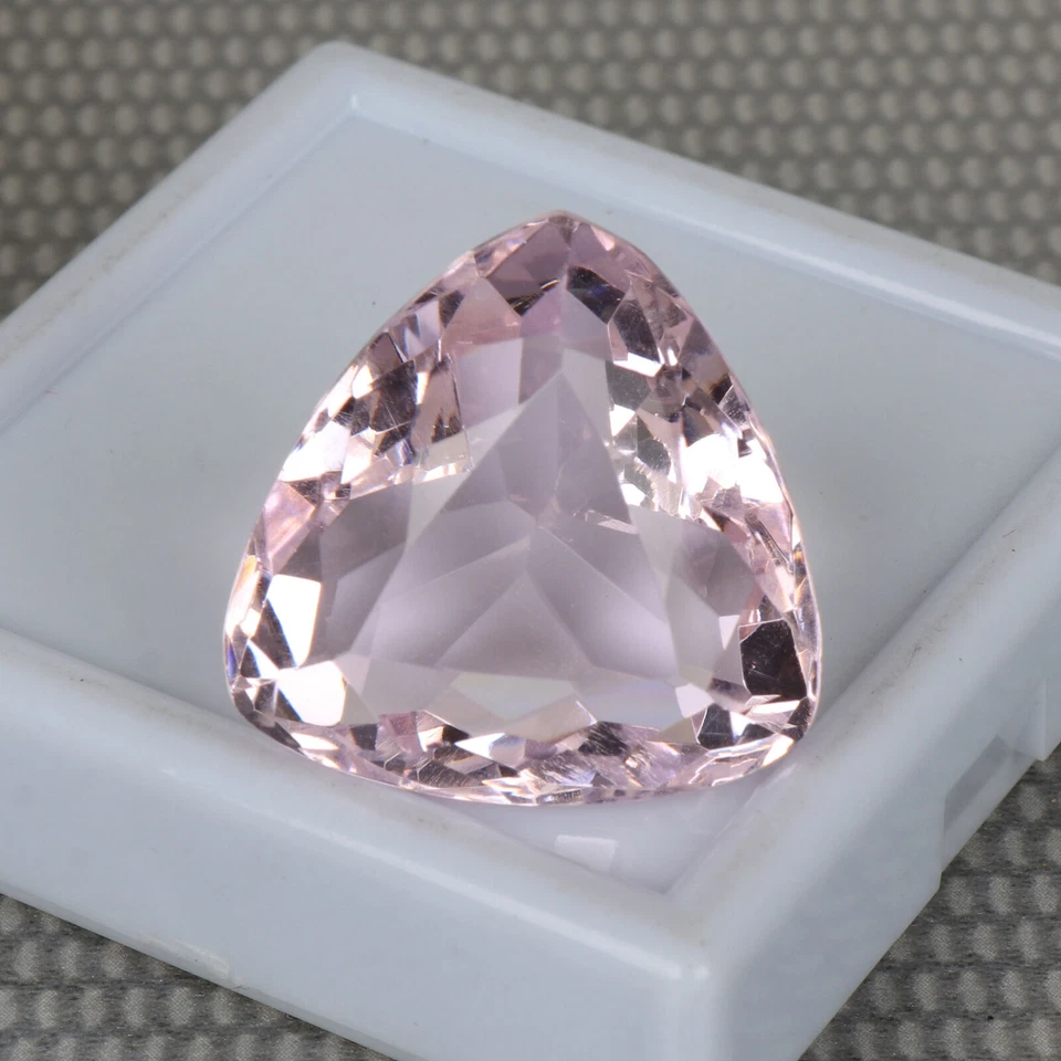Hidrotermal rosa claro 135 quilates corte trillón topacio creado en laboratorio para joyeros Foto 2 de 4