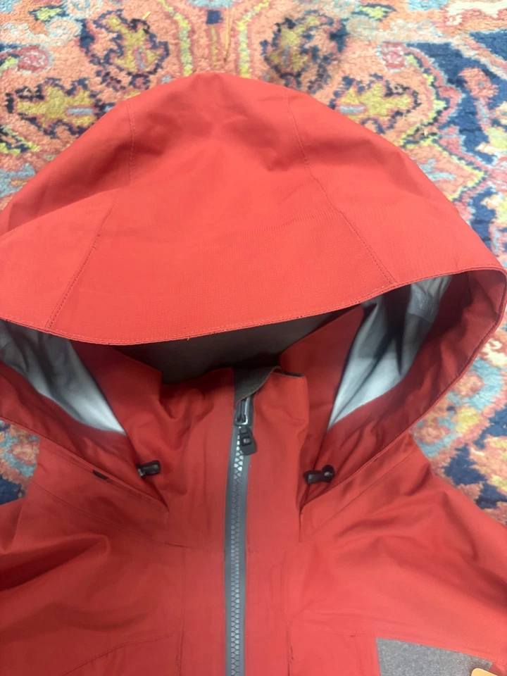 NUEVO CON ETIQUETAS Chaqueta Simms Pesca Riffle Shell Talla Mediana Rubí Nylon Con Capucha Foto 2 de 4