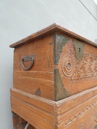 Cassapanca intagliata carro baule con ruote in legno esotico, '900 - L 110 cm! - Foto 12 di 16