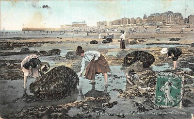 Old postcard Le Tréport crab fishing at low tide (252282)
