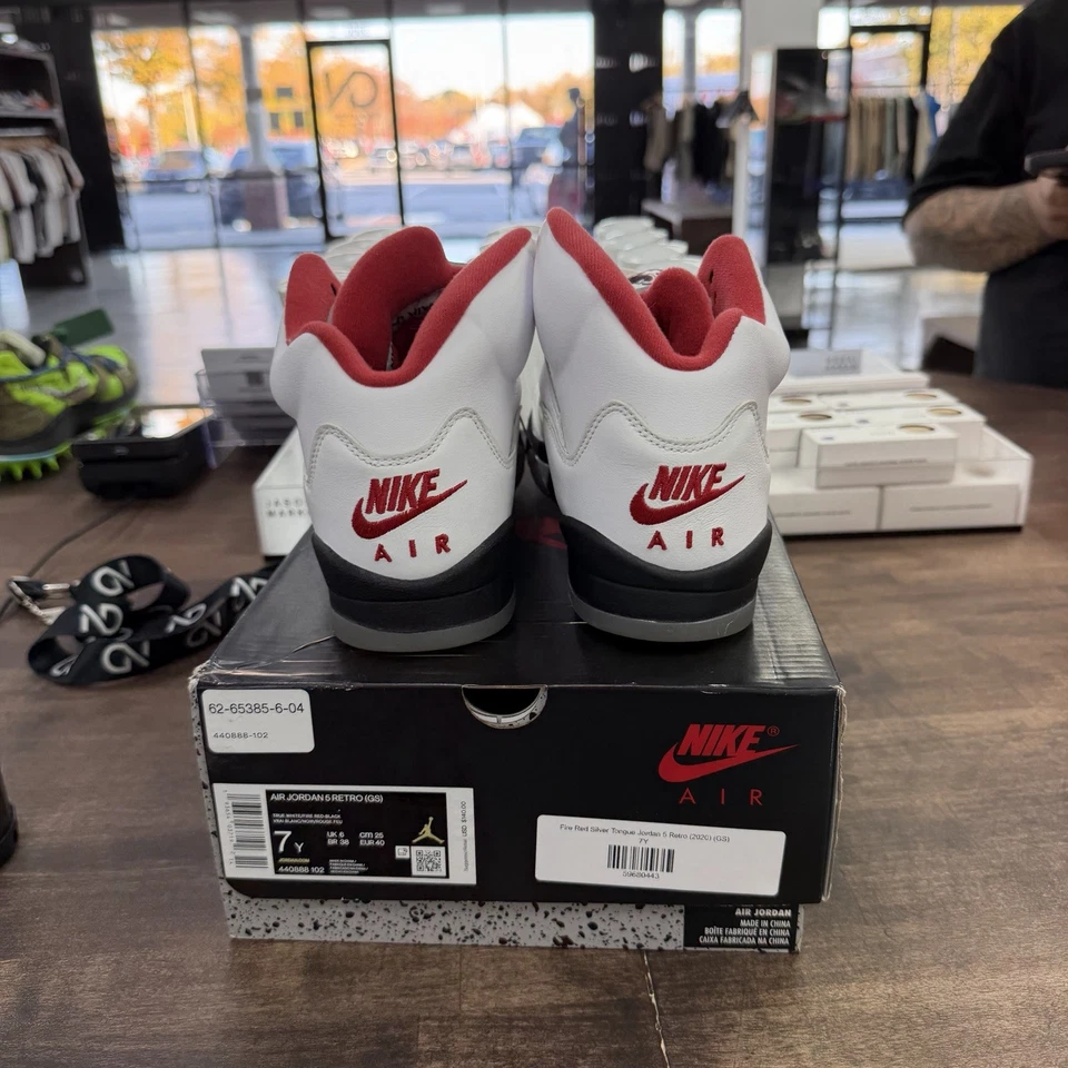 Размер 7 - Jordan 5 ретро средний огненно-красный GS (новый) - Изображение 3 из 4