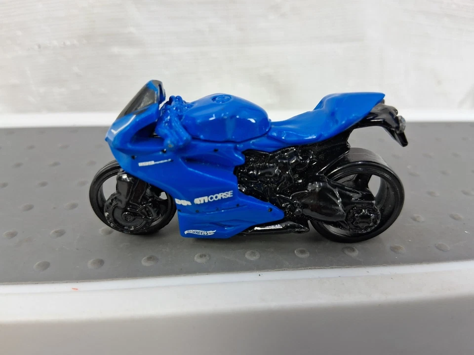 Motocicleta Hot Wheels Ducati azul fundido a presión Foto 2 de 4