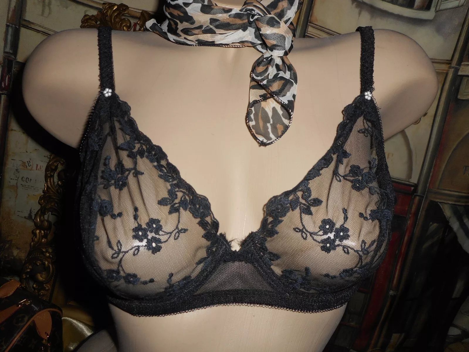 Soutien gorge vintage 36C Christian Dior dentelle noir UW + culotte Olga neuve avec étiquette + écharpe en mousseline léopard