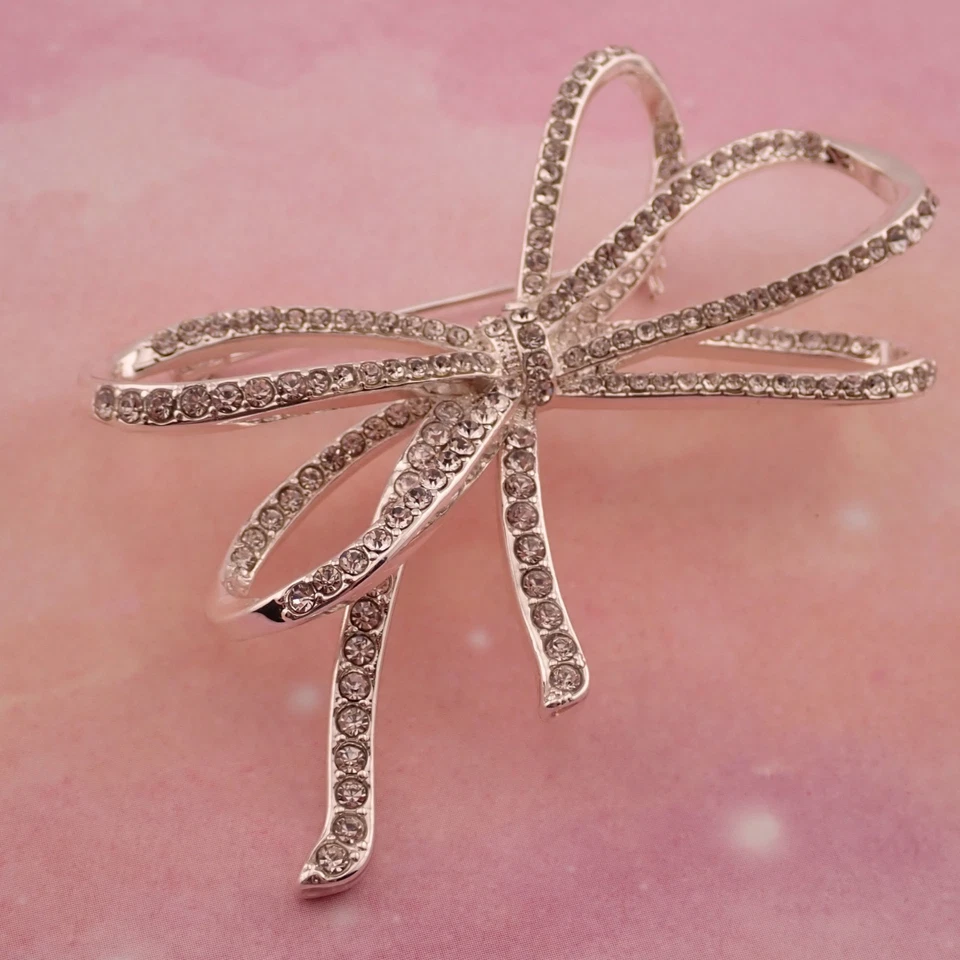 Broche prendedor Anne Klein tono plata pavé transparente estrás lazo Foto 3 de 4