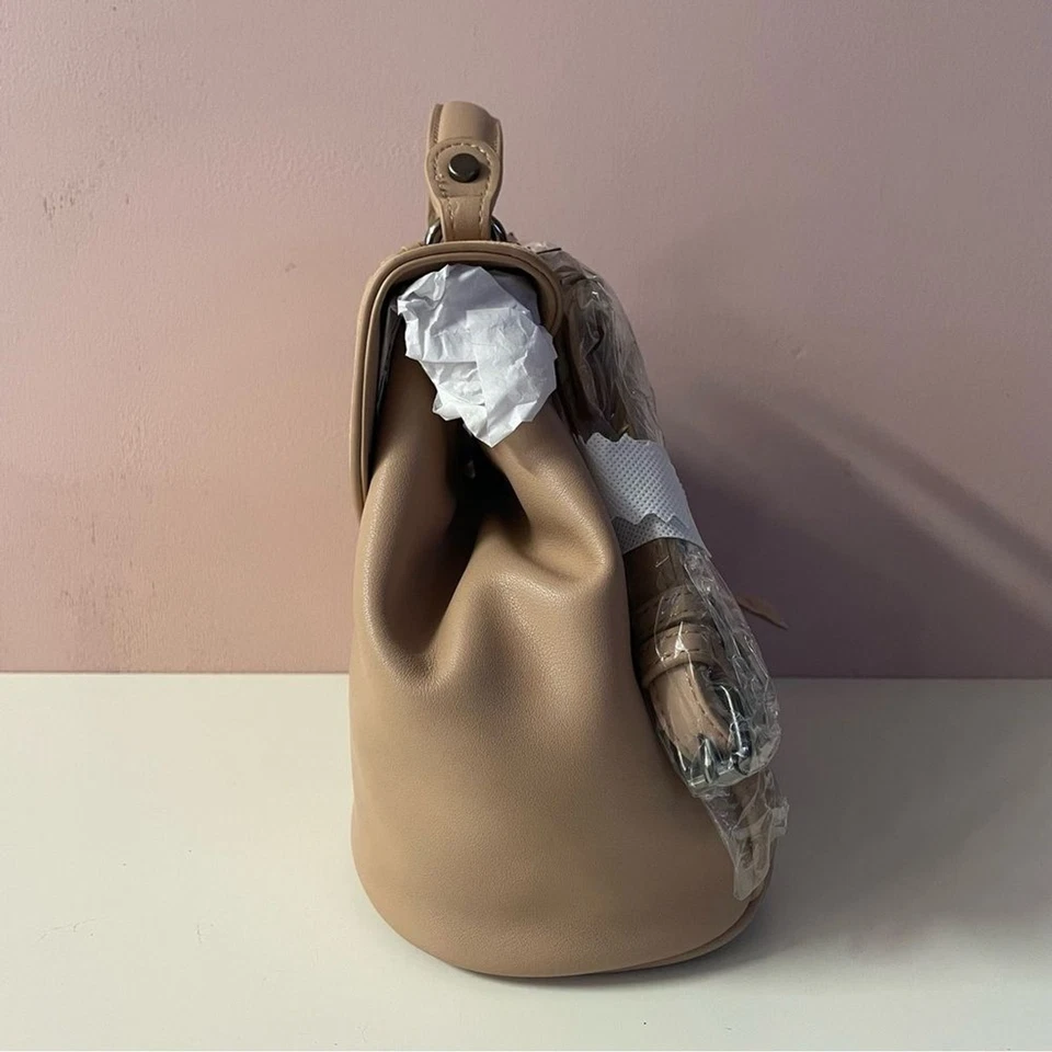 Mochila tipo cubo Street Level nueva con etiquetas Boho nude imitación cuero magnético botón a presión Foto 3 de 4