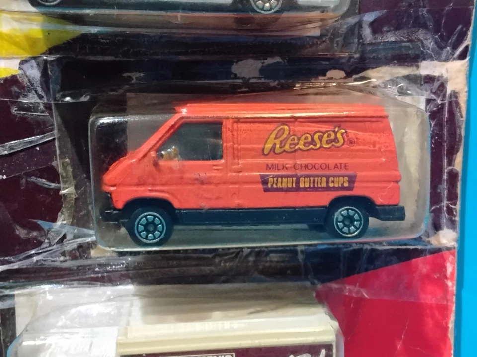 CORGI HERSHEY'S MILK CHOCOLATE DELIVERY TEAM 3-PACK MERCEDES-BENZ RENAULT IVECO  - Image 4 of 4