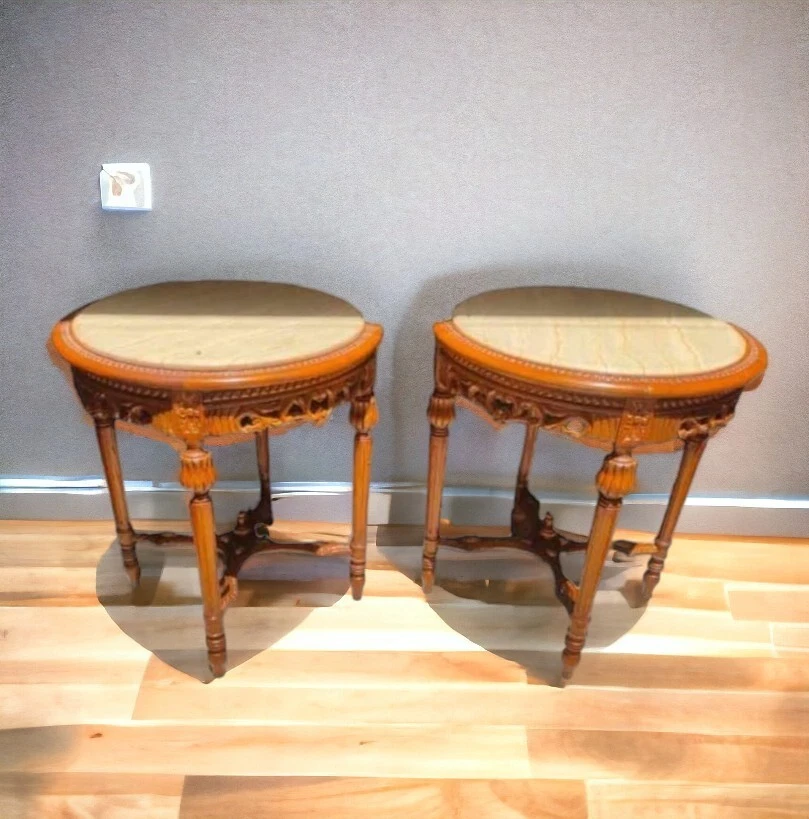 Table ronde en bois, de style Louis XV