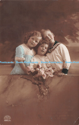 R239675 Drei kleine Kinder Portrait R und KL Postkarte 1914