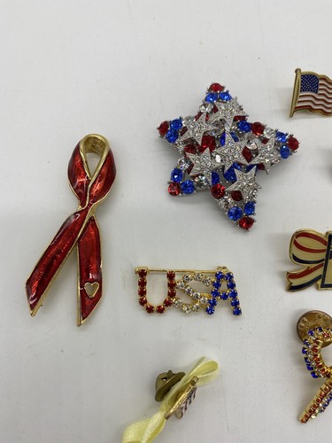 assorted patriotic pins - Picture 2 of 3