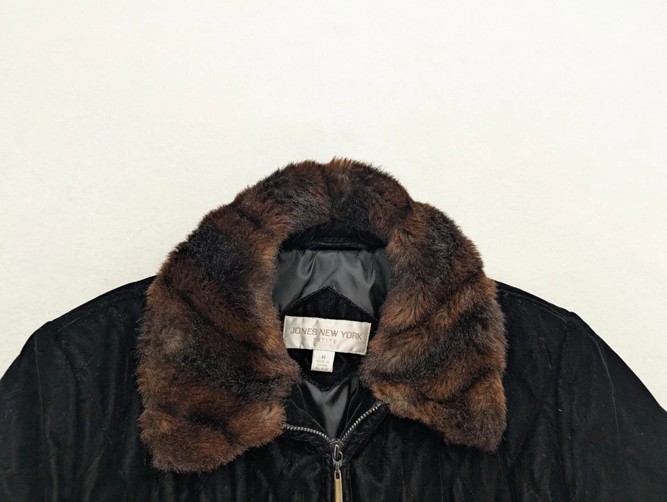 Abrigo de invierno Jones New York para mujer talla MP negro terciopelo texturizado imitación piel ribete Foto 3 de 4