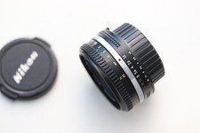 Nikon Nikkor 1,8/50mm AIS, piccolissima macchia sul bordo sotto la lente frontale!