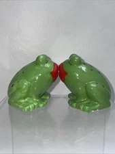 KISSING FROGS TOAD SALT & PEPPER SHAKERS Red Lipstick Girlfriend Boyfriend Kiss